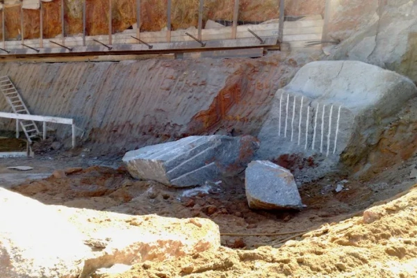 Desmonte de Rochas com Rompedores Pneumáticos