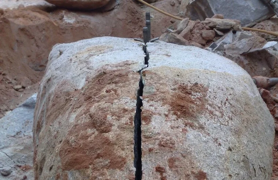 Desmonte de Rochas com Cunhas Pneumáticas