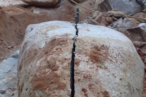 Desmonte de Rochas com Cunhas Pneumáticas