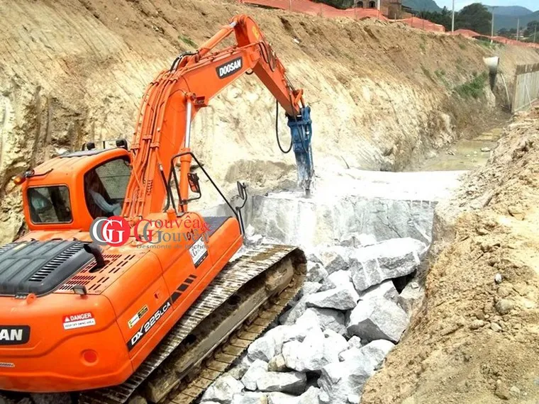 Desmonte de Rochas com Martelete Rompedor Hidráulico em Escavadeiras Doosan DX 225
